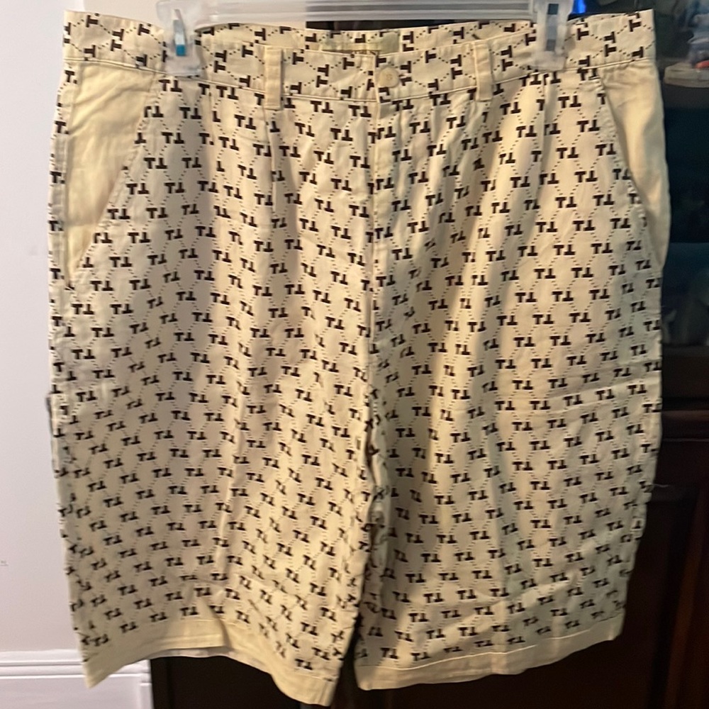Mens shortset and hat.